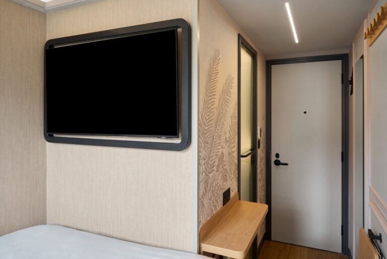 Marriott Guest Redeems 212K Points, Ends Up In 8 Square Meter Room: "Did I Get Scammed?"