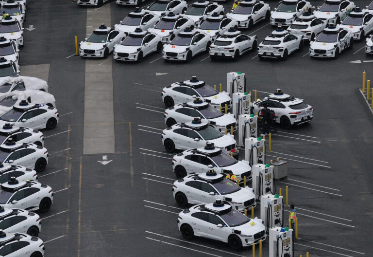 US Takes Aim at Autonomous Car Mishaps in Safety Rulemaking Push